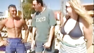 Μια Λατίνα πιέζεται ένα πουλί μέσα στα χαλαρά χείλη μουνί