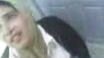 Το μικροκαμωμένο λευκό κορίτσι Bella γαμιέται από ένα μαύρο καρφί