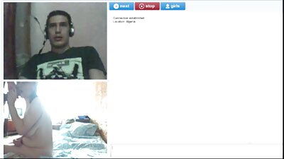 Το λεπτό μωρό με χαρά θα πιπιλίσει και θα γαμήσει το μακρύ κομμάτι κρέας του