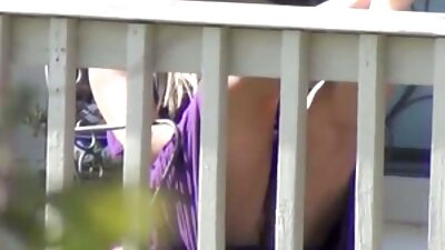 Ο τεράστιος πουλί απλώνει τον Κάπρι Καβάλι σε ένα βρεγμένο γραφείο