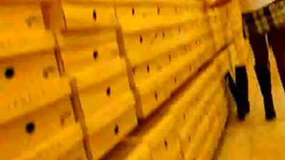 Η πεντανόστιμη μελαχρινή έφηβη με ωραία φυσικά βυζιά αρχίζει να διεισδύει