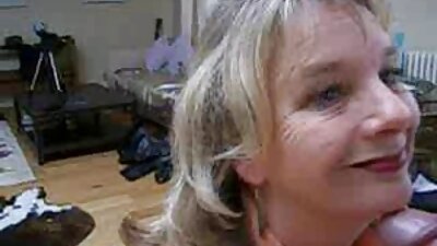 Ξανθιά ερασιτέχνης με φαλακρό μουνί διαπερνάται στον δερμάτινο καναπέ