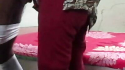 Γυναίκα με χριστουγεννιάτικο πουλόβερ καβαλάει τον κόκορα του πατριού