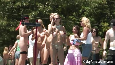 Τα κορίτσια κάνουν μερικές σέξι παρεμβολές με τα παιχνίδια σε αυτό το βίντεο