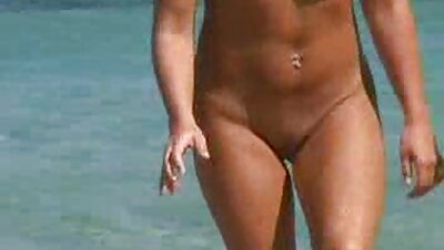 Καταπληκτικός κώλος μας κοιτάζει καθώς ο ιδιοκτήτης του κινείται πάνω σε μια σκληρή ράβδο