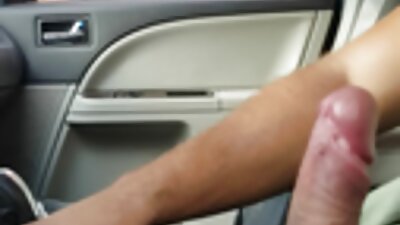 Όλο φυσική ξανθιά με τατουάζ παίρνει τον σέξι κώλο της στο λεωφορείο