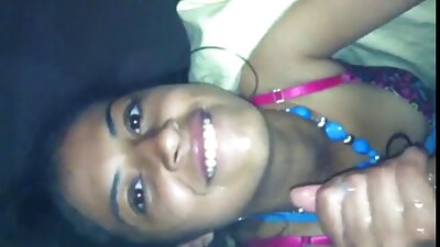 Μικροκαμωμένο Ευρωπαίο κορίτσι που δοκιμάζει ένα νόστιμο μαύρο πουλί στο σπίτι