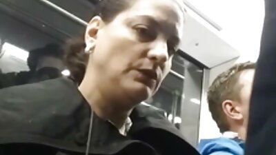 Η αξιολάτρευτη μελαχρινή βρέχεται κατά τη διάρκεια του σκληροπυρηνικού σεξ