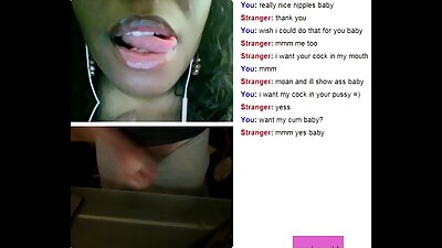 Ένα ζευγάρι είναι γυμνό στον κήπο, πάνω στην πετσέτα και κάνει παθιασμένη αγάπη