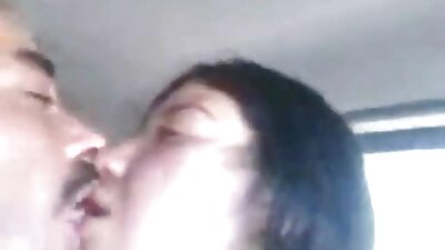 Η μελαχρινή χρησιμοποιεί και τα πόδια και το στόμα της σε ένα τσίμπημα ανδρών