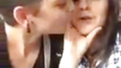 Η γλυκιά πράγμα αγαπά πραγματικά να διασκεδάζει με τον νεαρό συνάδελφό της