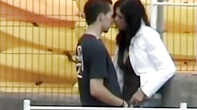 Η μελαχρινή την κουνάει πίσω της για να μπορέσει να στήσει το πουλί