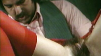 Ένα παχουλό μωρό από έβενο παίρνει έναν άσπρο κόκορα στο κρεατικό της μουνί