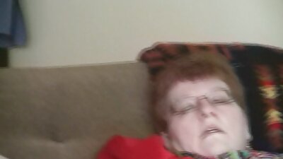 Το διεγερτικό κορίτσι δένεται με έναν άντρα που γνώρισε σήμερα στον δρόμο