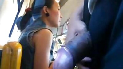 Μια μελαχρινή με μακριά μαλλιά φιλάει το μουνί της από τον αγαπημένο της