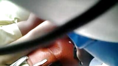 Οι λεπτές μελαχρινές κάνουν ασταμάτητο λεσβιακό σεξ στον καναπέ