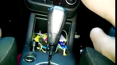 Η Λατίνα με έναν καταπληκτικό κώλο είναι πάνω από ένα μεγάλο σκληρό κολαφάκι