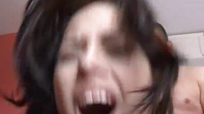 Η ασιατική μωρό δείχνει τι μπορεί να κάνει το στόμα της με ένα πουλί