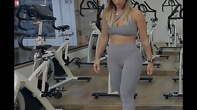 Μια ψηλή μακρυμάλλη μπίμπο ανοίγει τα πόδια της και γαμάει